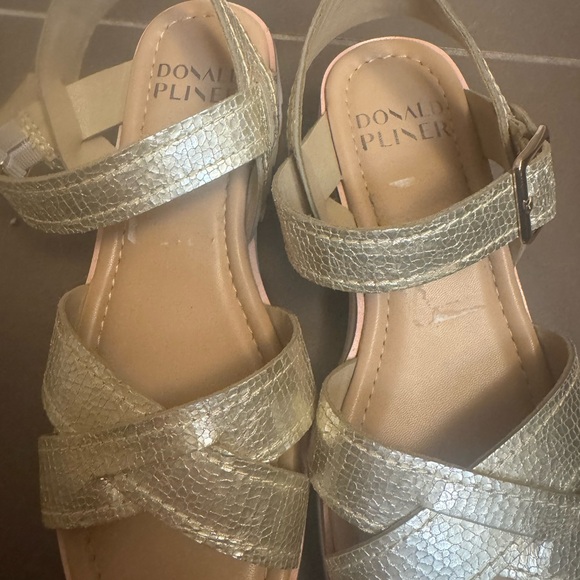 DONALD J PLINER Leather Platino Strap Sandals Size 8 Gold Sparkle Lug Sole EUC - Picture 16 of 17